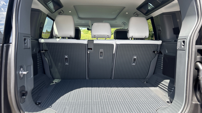 Land Rover Defender 3.0 D250 X-Dynamic HSE 110 5dr Auto Diesel Estate - Image 10
